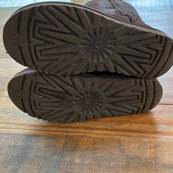 UGG classic short II boots in chocolate - Picture 4 of 4